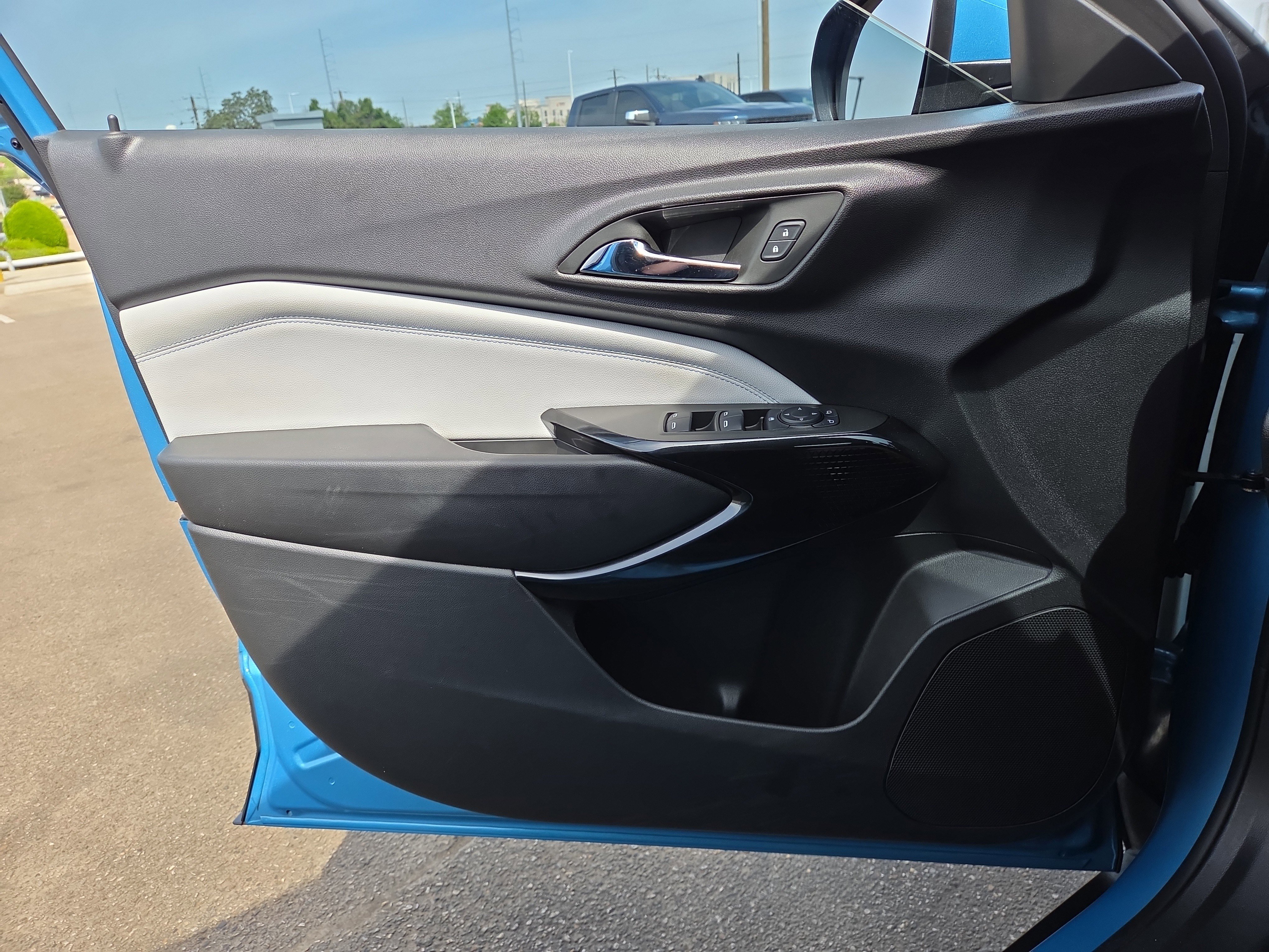 Used 2025 Chevrolet Trax LT w/ Driver Confidence Package FWD image 17