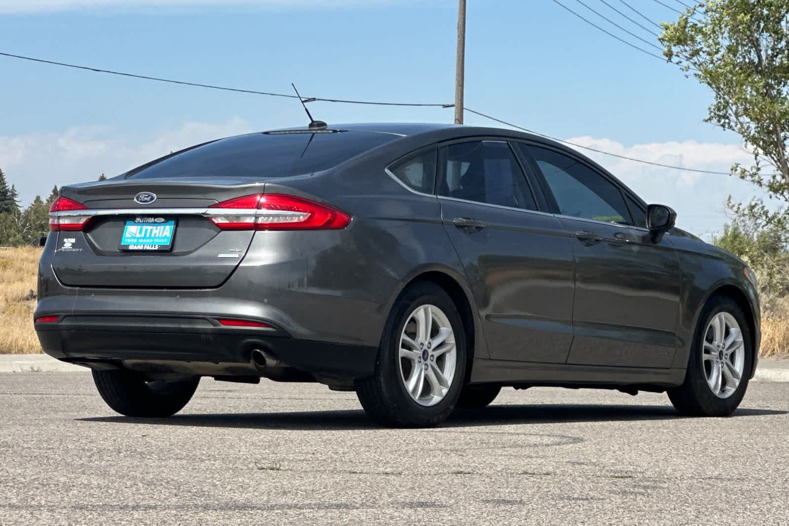 Certified 2018 Ford Fusion SE w/ Fusion SE Technology Package FWD image 2