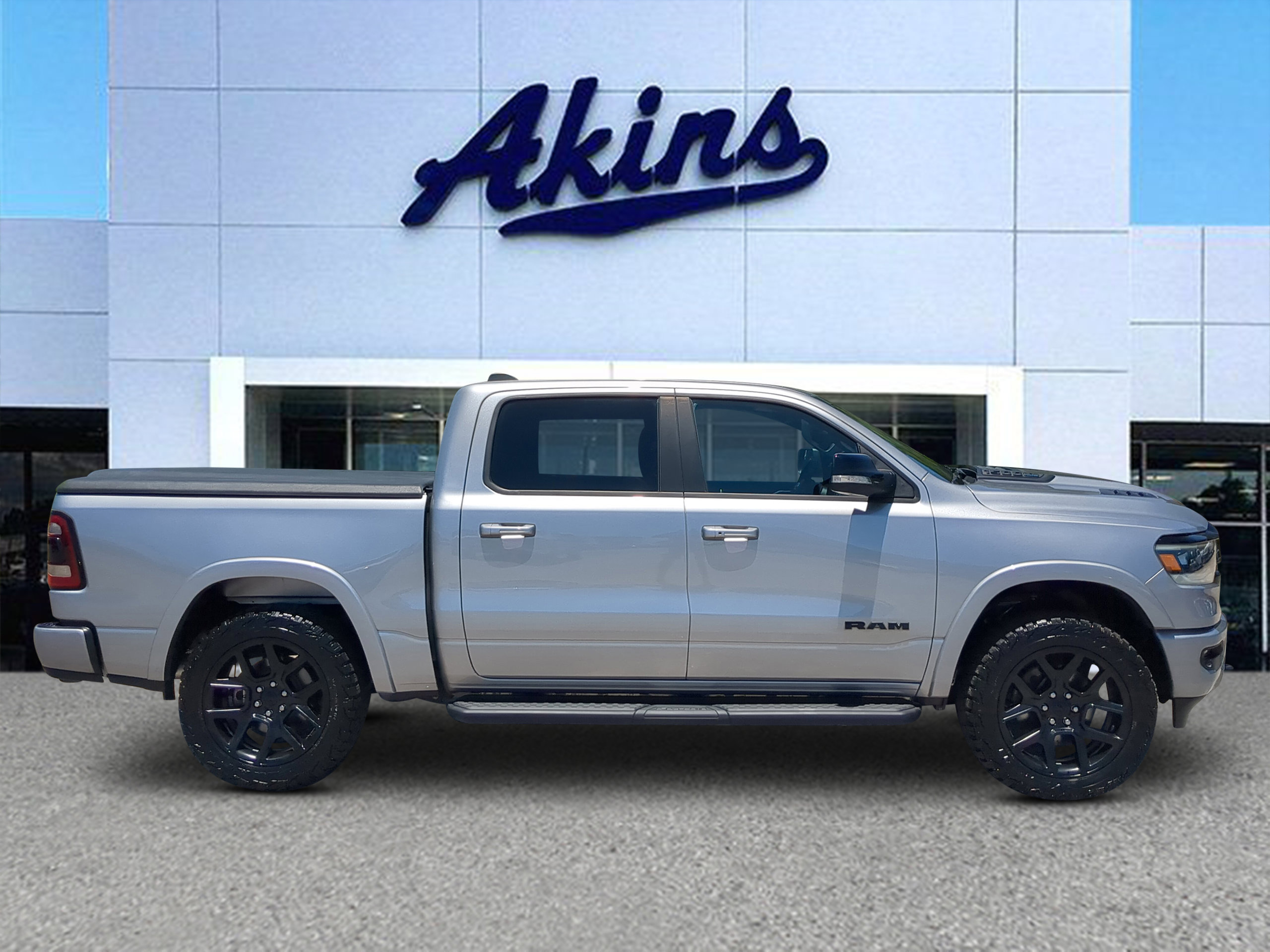 Used 2021 RAM 1500 Laramie AWD/4WD image 1