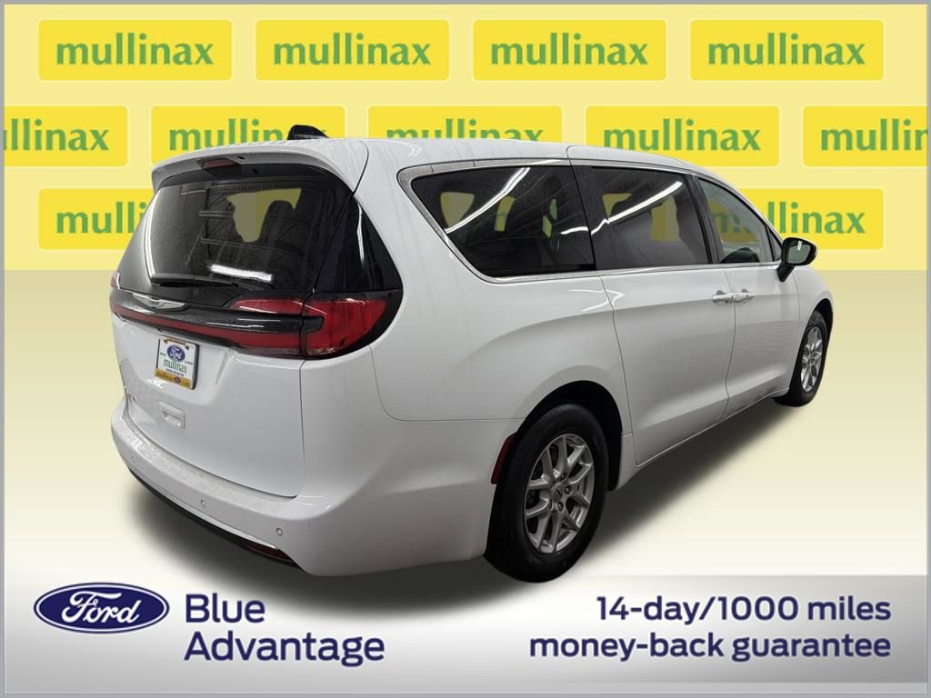 Used 2023 Chrysler Pacifica Touring-L FWD image 3