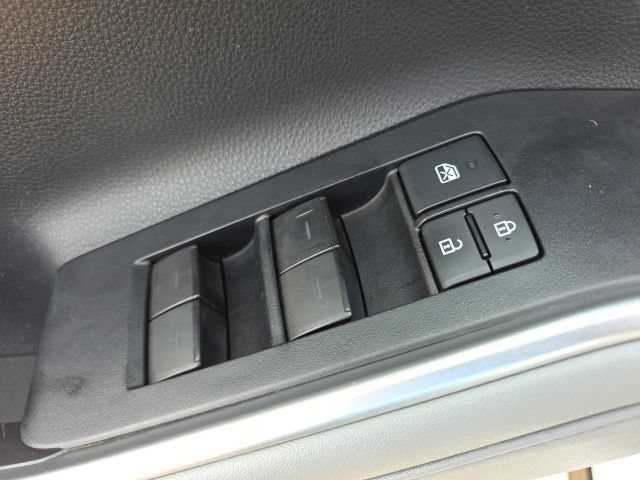 Used 2020 Toyota Highlander LE w/ Protection Package #3 FWD image 32