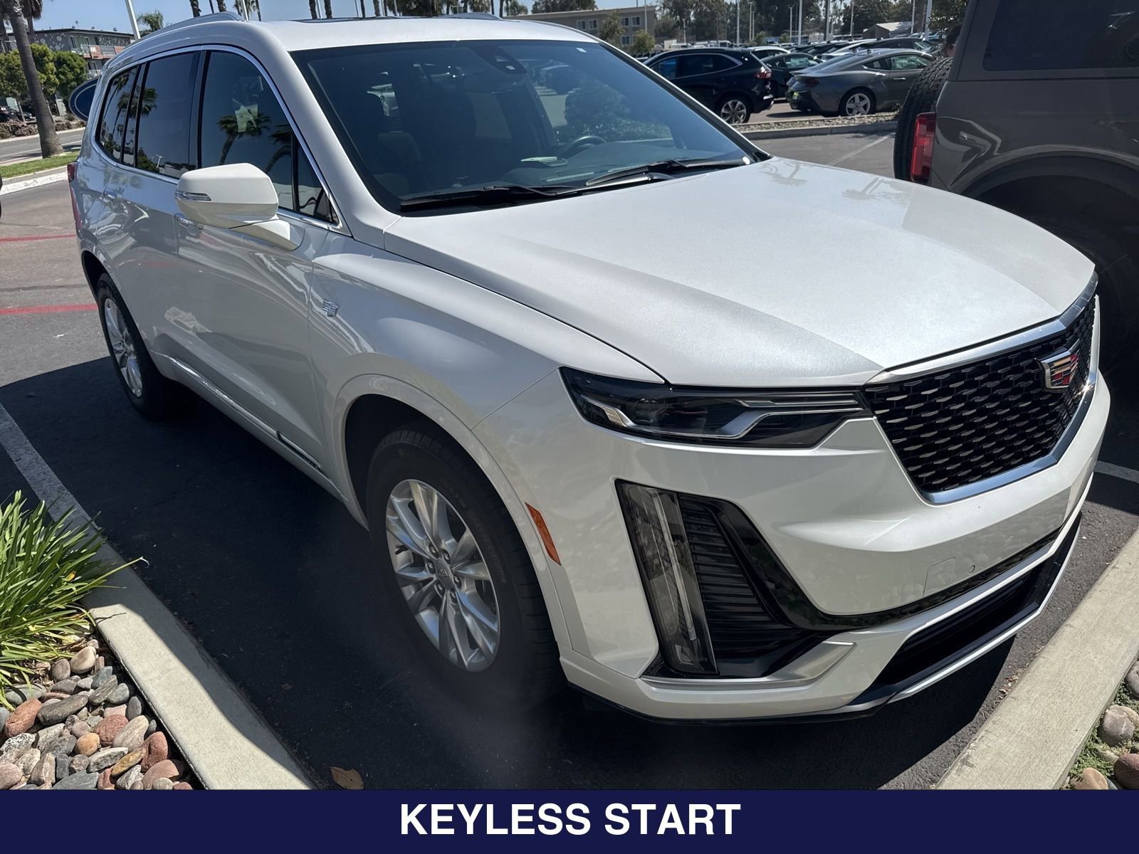 Used 2025 Cadillac XT6 Luxury FWD image 2