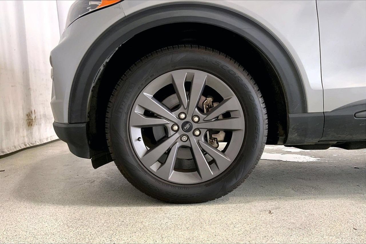 Certified 2022 Ford Explorer XLT w/ Equipment Group 202A RWD image 6