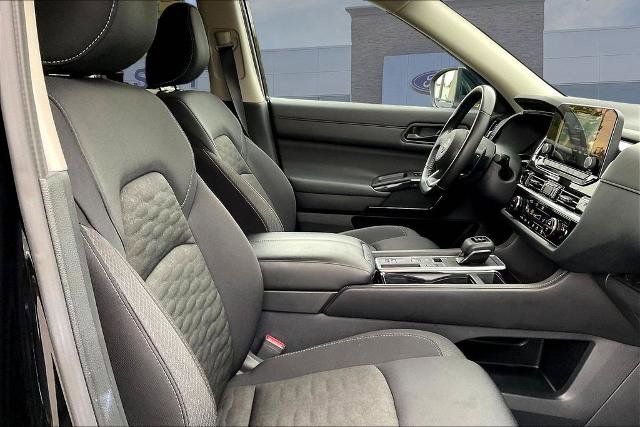 Used 2025 Nissan Pathfinder SV FWD image 29