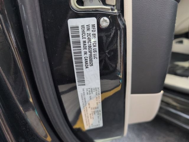 Used 2023 Chrysler Pacifica Touring-L FWD image 31