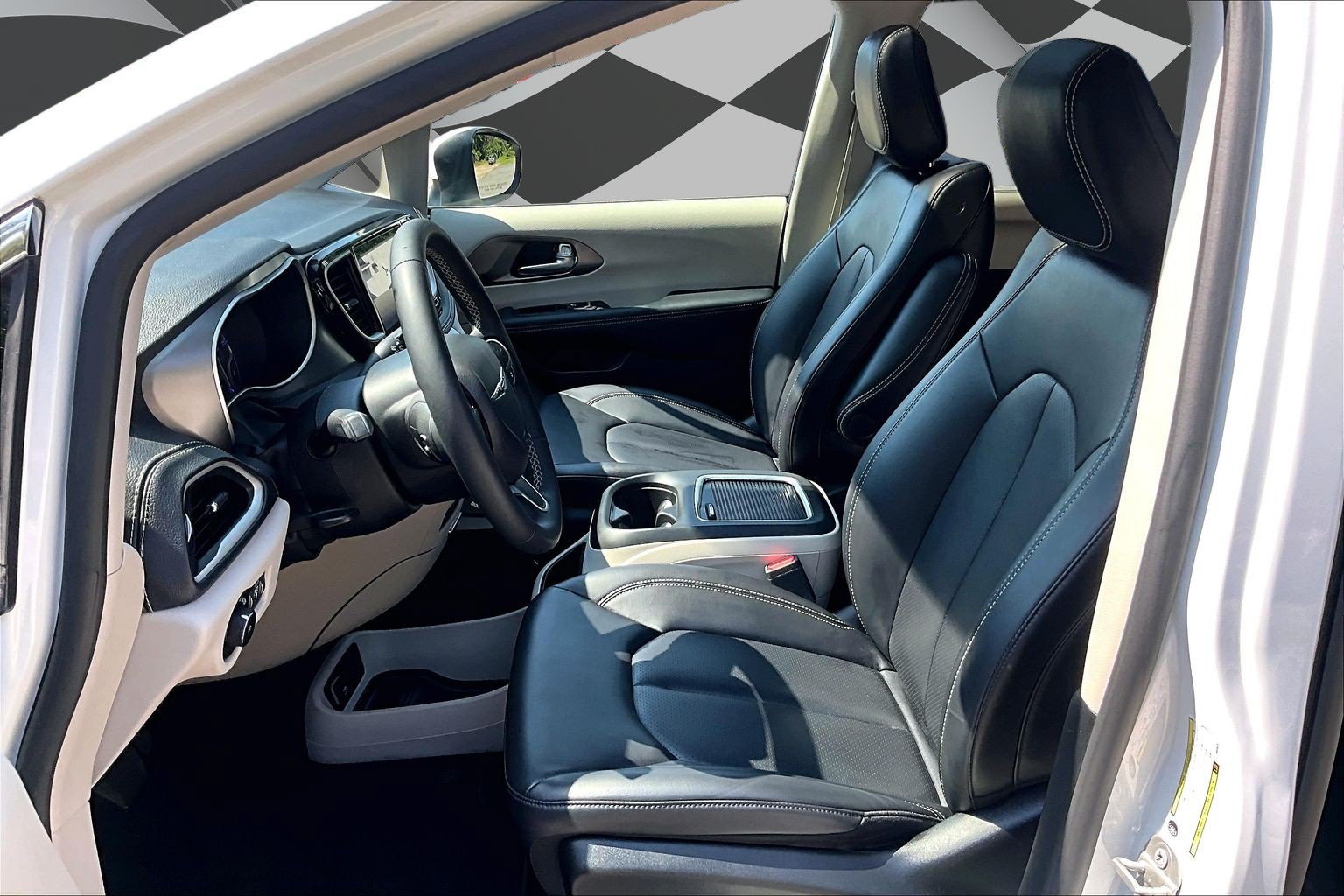 Used 2023 Chrysler Pacifica Touring-L AWD/4WD image 27