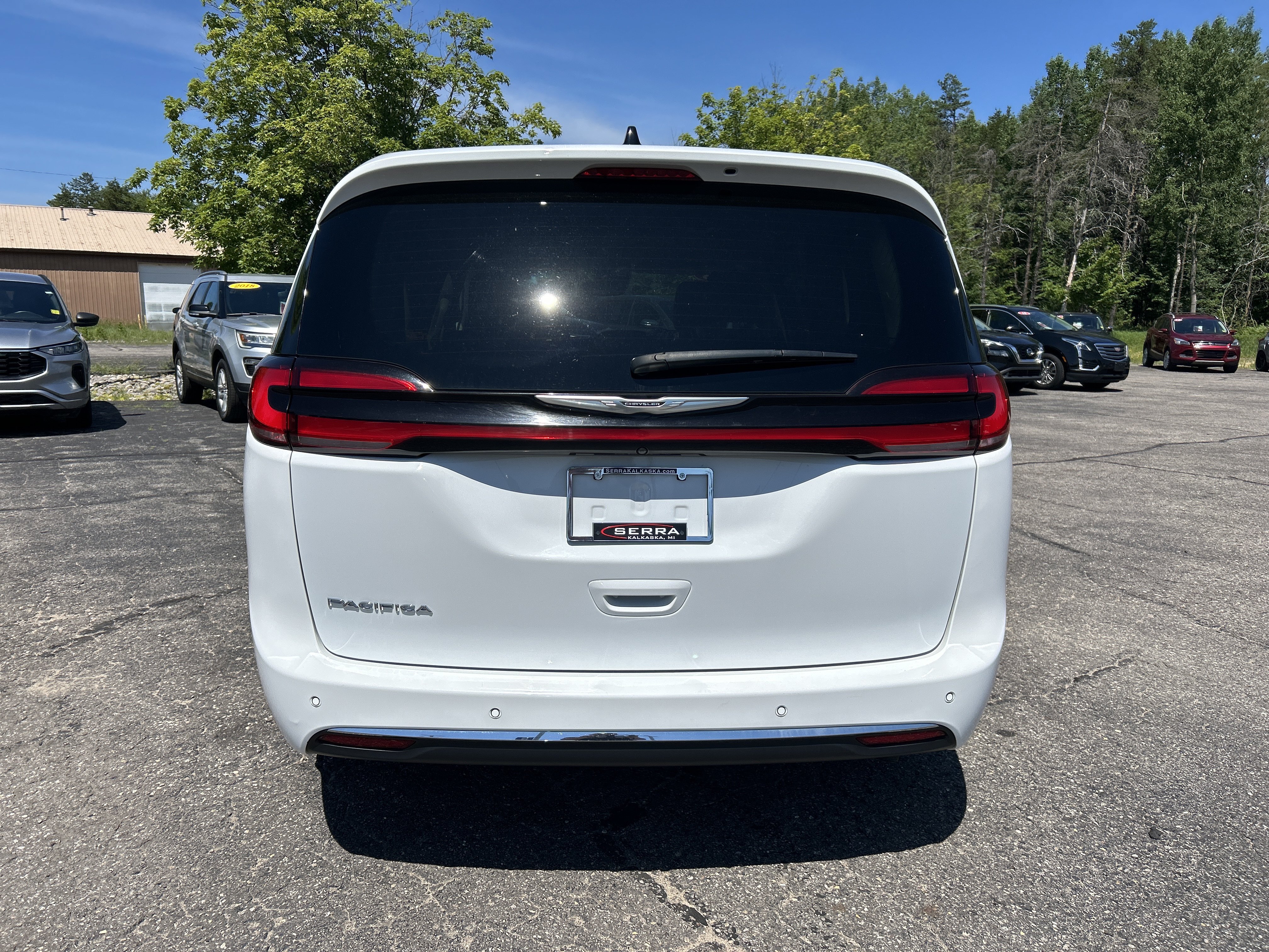 Used 2023 Chrysler Pacifica Touring-L FWD image 4