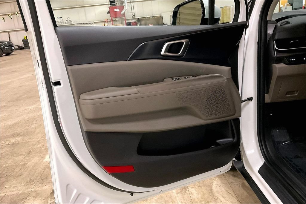 Used 2025 Kia Carnival FWD image 21