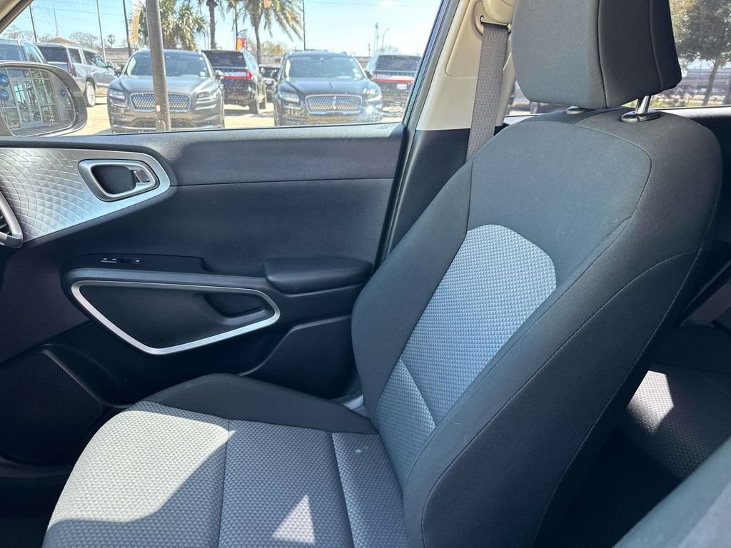 Used 2021 Kia Soul LX FWD image 17