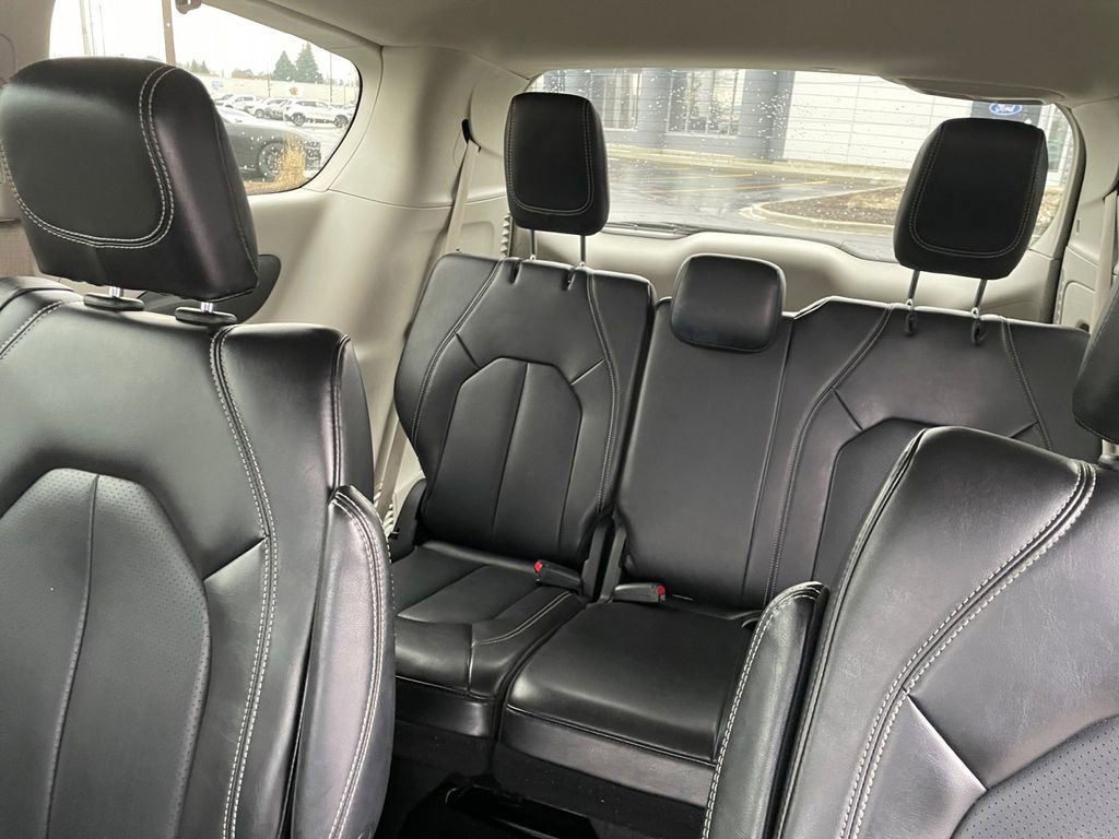 Used 2023 Chrysler Pacifica Touring-L FWD image 15