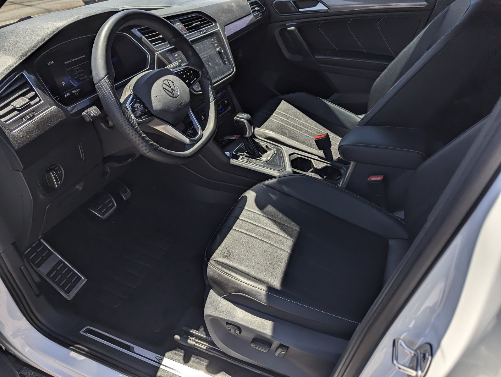 Used 2022 Volkswagen Tiguan SE R-Line FWD image 9