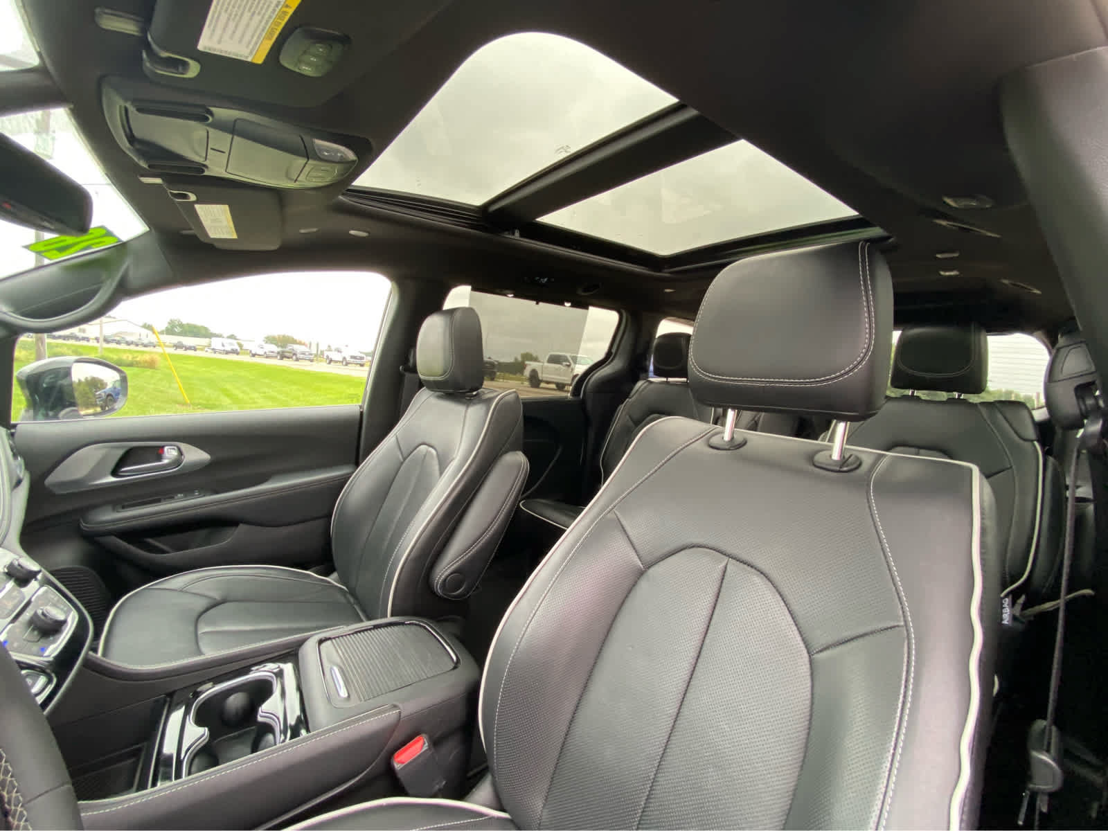 Used 2026 Chrysler Pacifica Limited FWD image 25