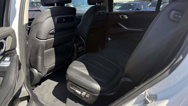 Used 2024 BMW X7 xDrive40i w/ Premium Package AWD/4WD image 28