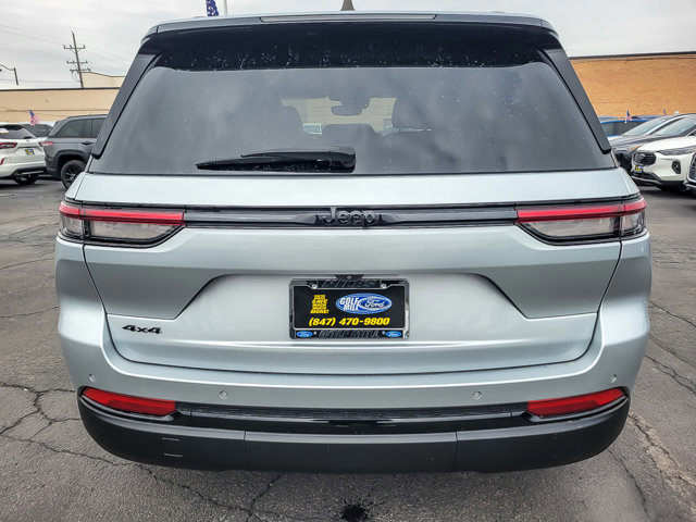 Used 2023 Jeep Grand Cherokee Altitude image 2