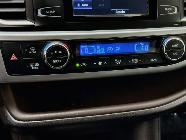 Used 2019 Toyota Highlander LE AWD/4WD image 15