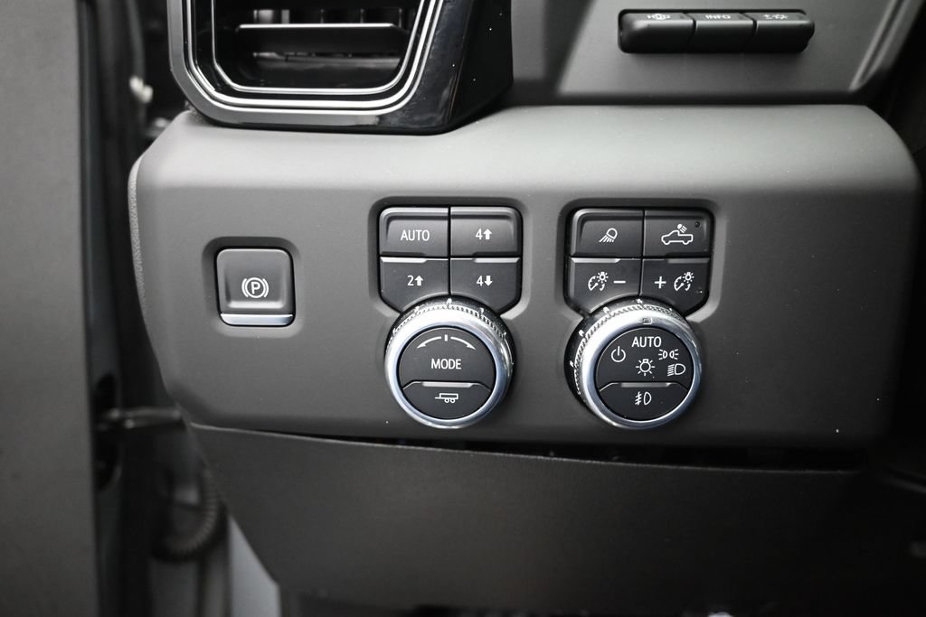 Used 2025 GMC Sierra 3500 AT4 w/ AT4 Premium Plus Package AWD/4WD image 13