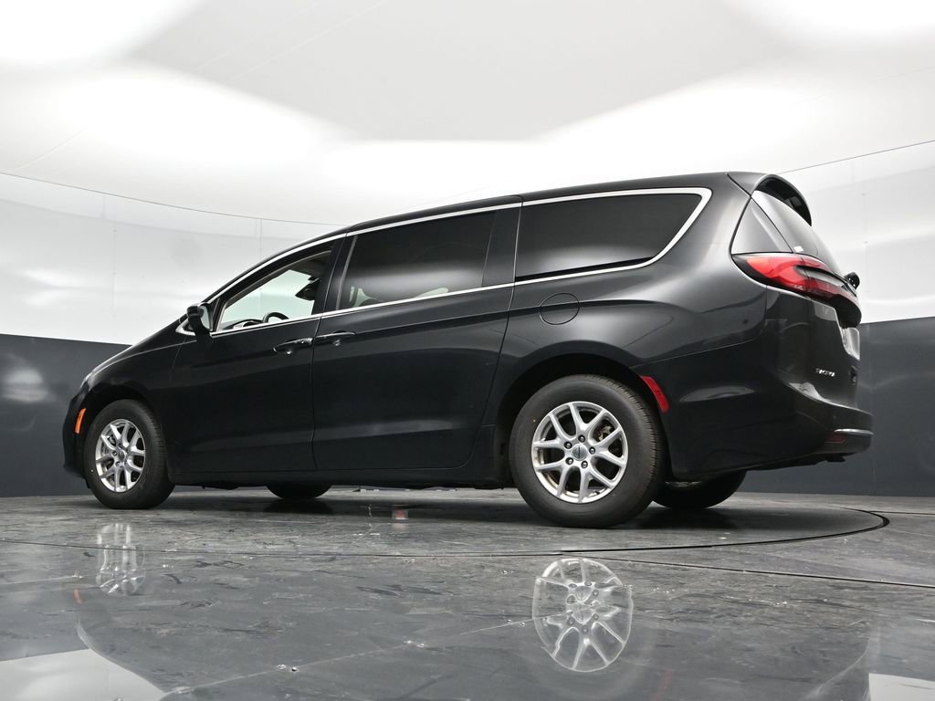 Used 2023 Chrysler Pacifica Touring-L FWD image 59