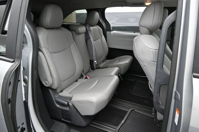 Used 2025 Toyota Sienna XLE FWD image 30