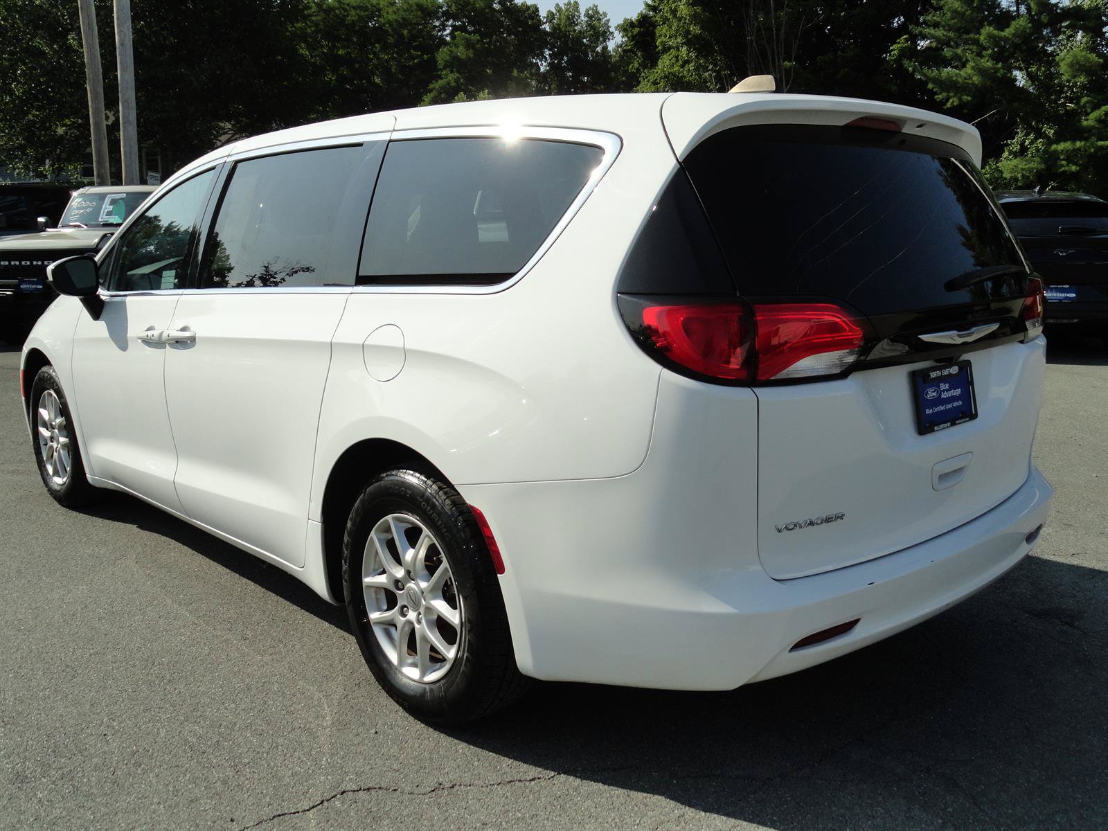 Used 2023 Chrysler Voyager LX FWD image 5