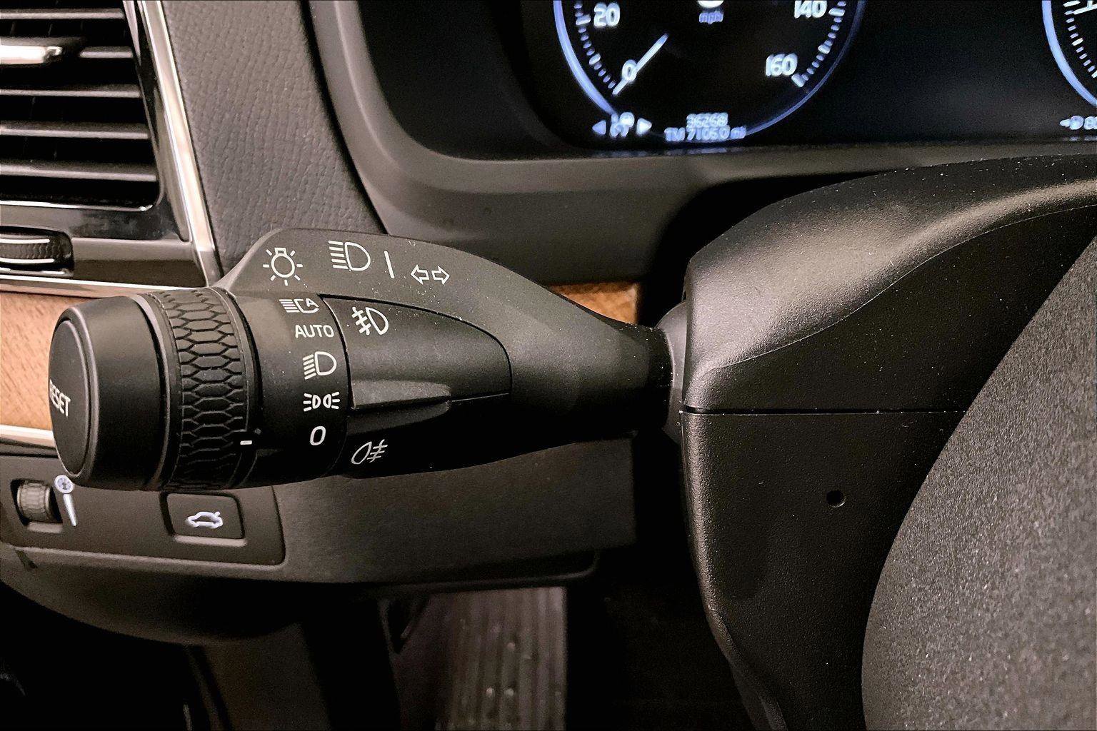 Used 2022 Volvo XC90 T6 Momentum w/ Advanced Package image 30