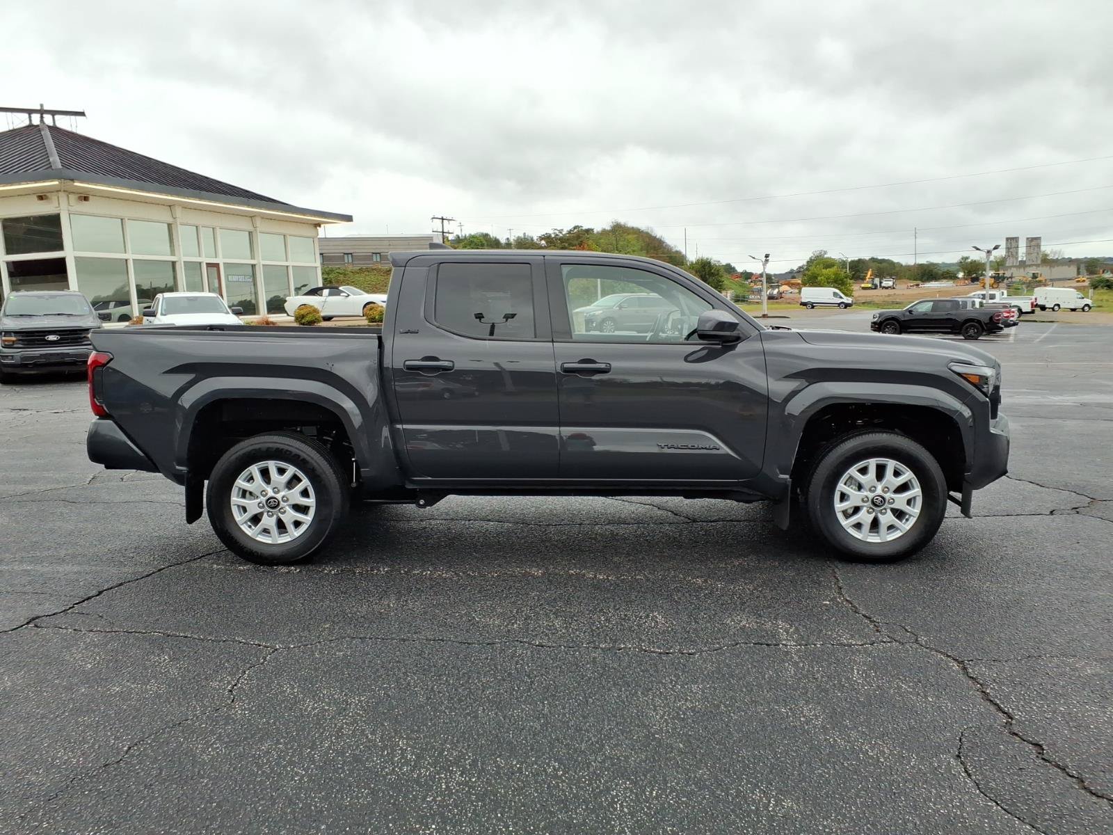 Used 2025 Toyota Tacoma SR5 AWD/4WD image 9