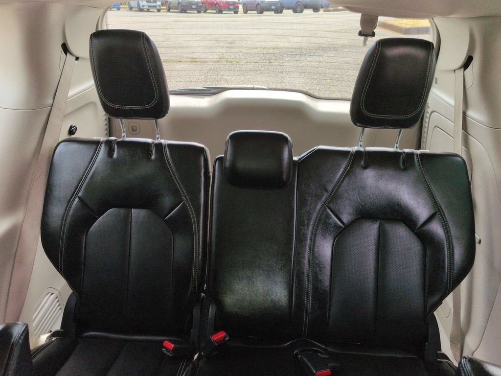 Used 2023 Chrysler Pacifica Touring-L FWD image 34