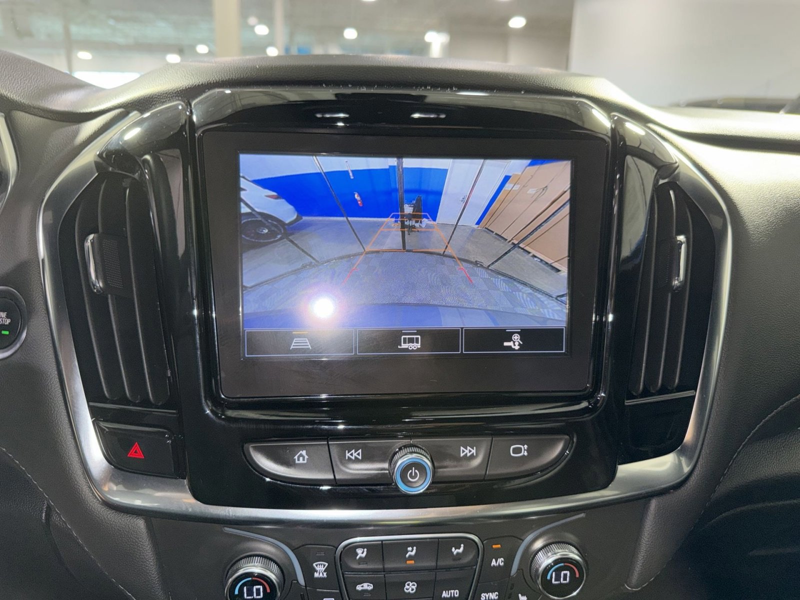 Used 2023 Chevrolet Traverse LT image 34