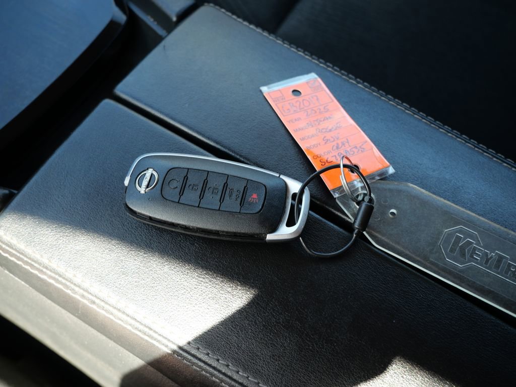 Used 2025 Nissan Rogue SV FWD image 25
