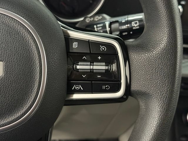 Used 2023 Kia Carnival LX FWD image 18