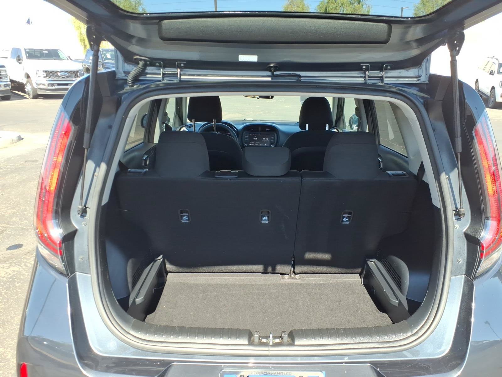 Used 2025 Kia Soul LX w/ LX Technology Package FWD image 16