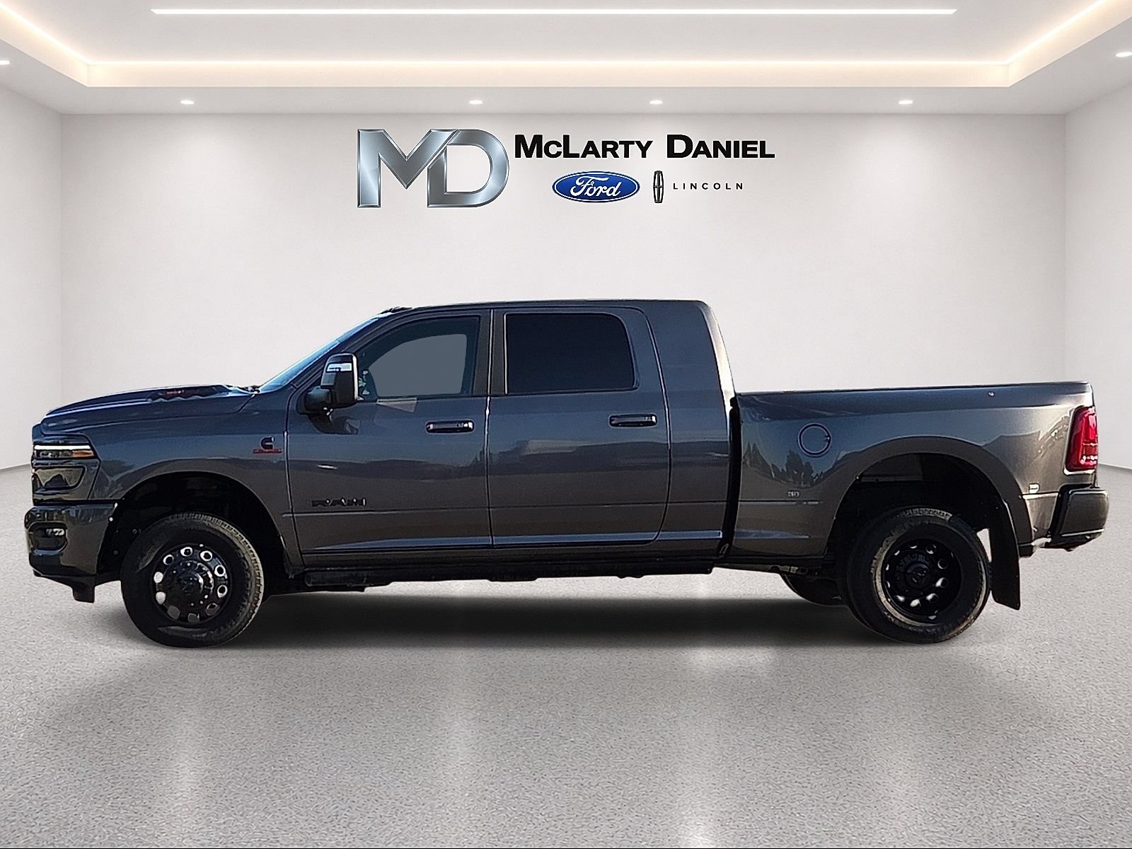 Used 2025 RAM 3500 Laramie AWD/4WD image 3