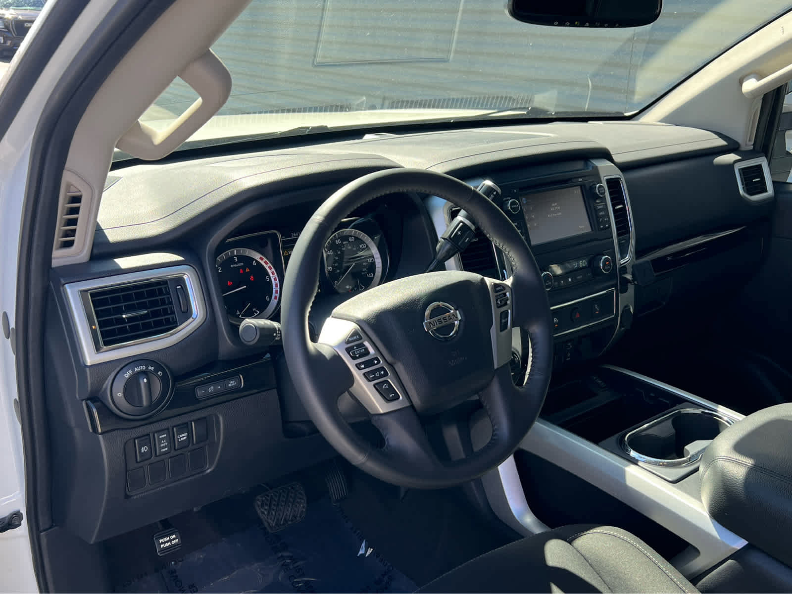 Used 2017 Nissan Titan SV image 28