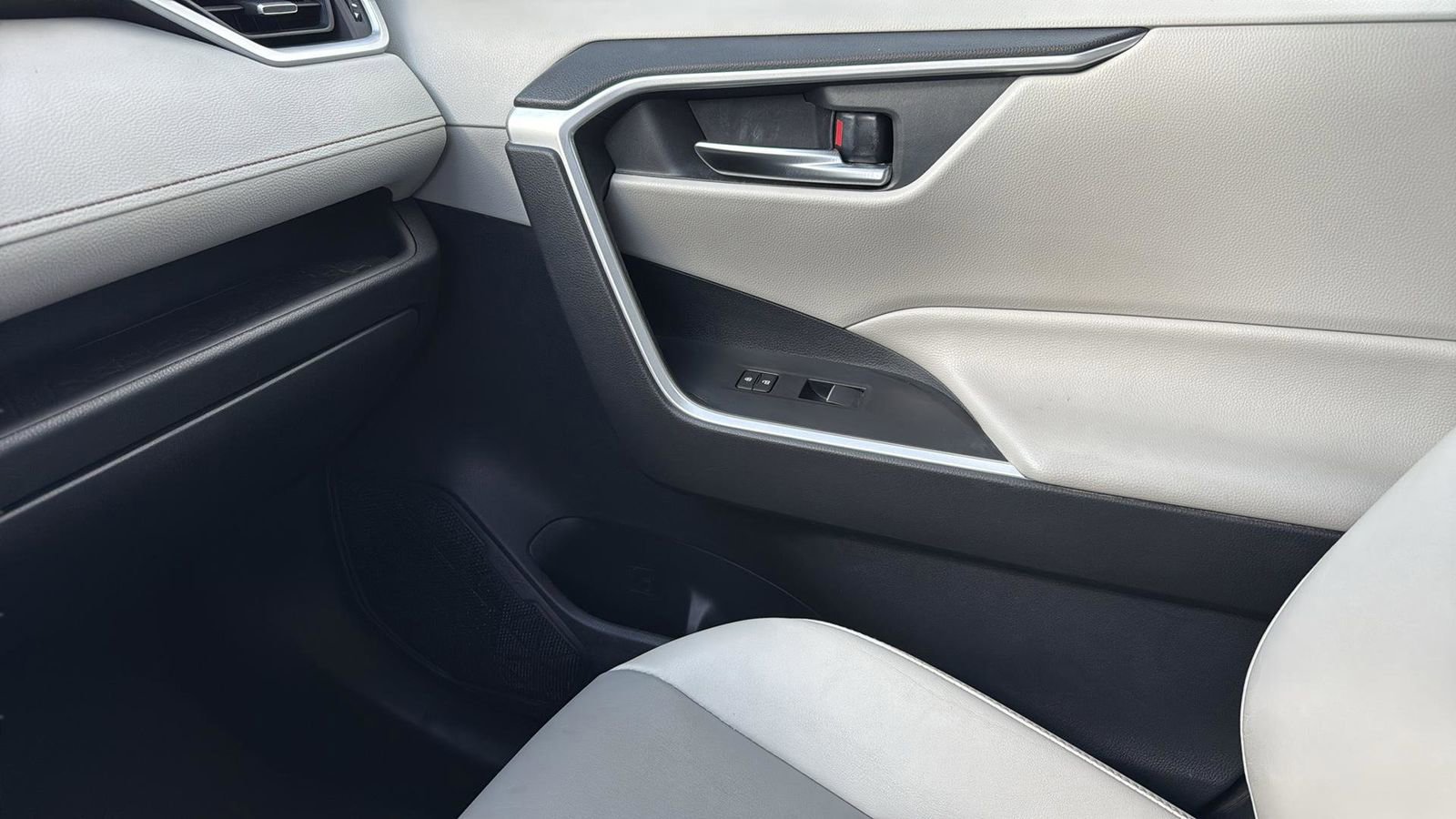 Used 2019 Toyota RAV4 XLE Premium image 23