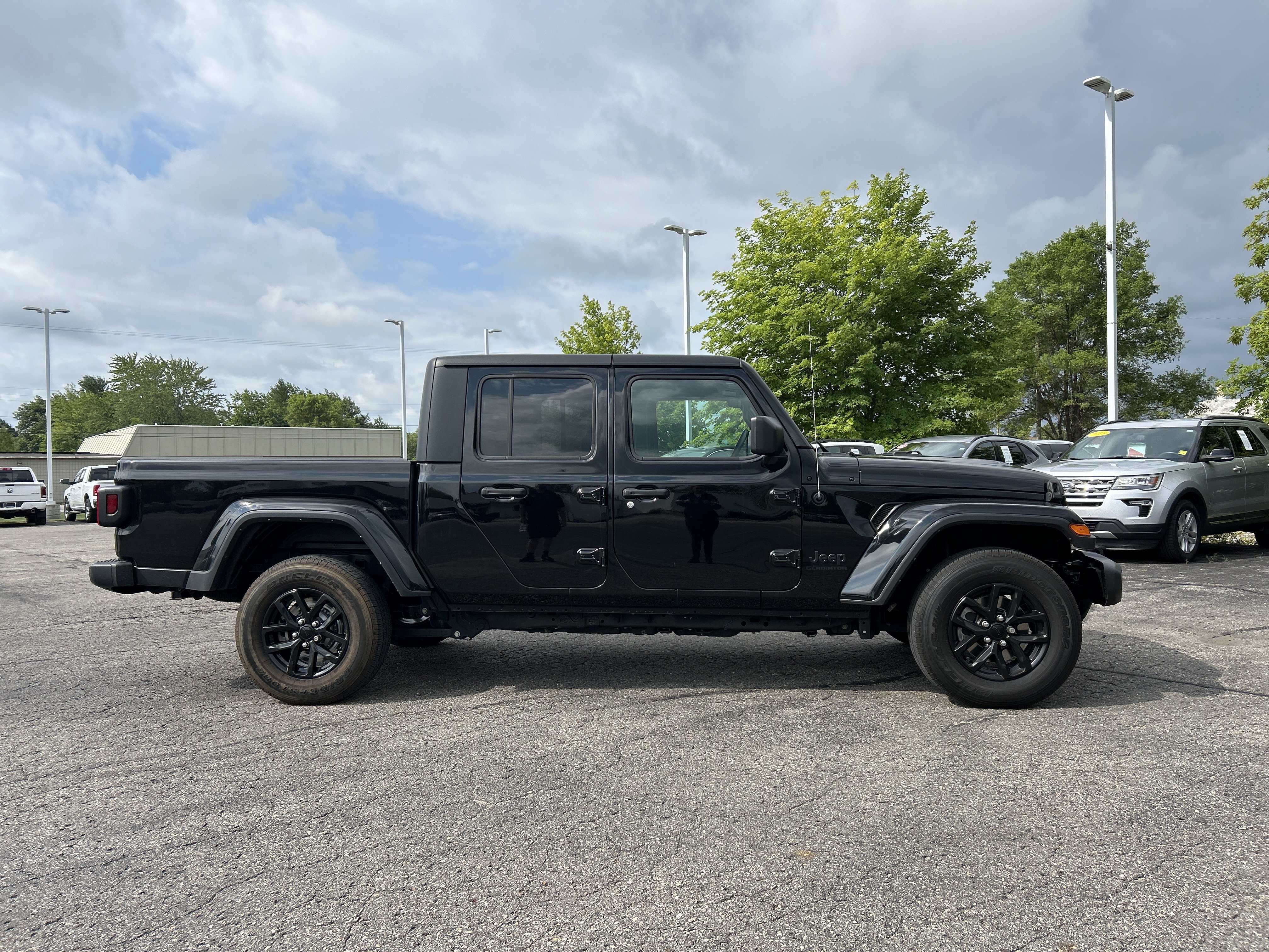 Used 2022 Jeep Gladiator Sport AWD/4WD image 3