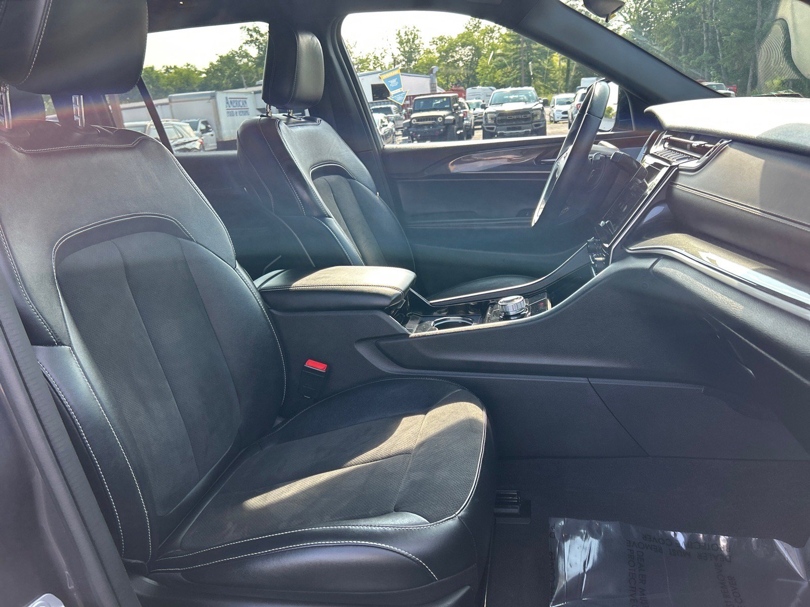 Used 2022 Jeep Grand Cherokee Altitude AWD/4WD image 16