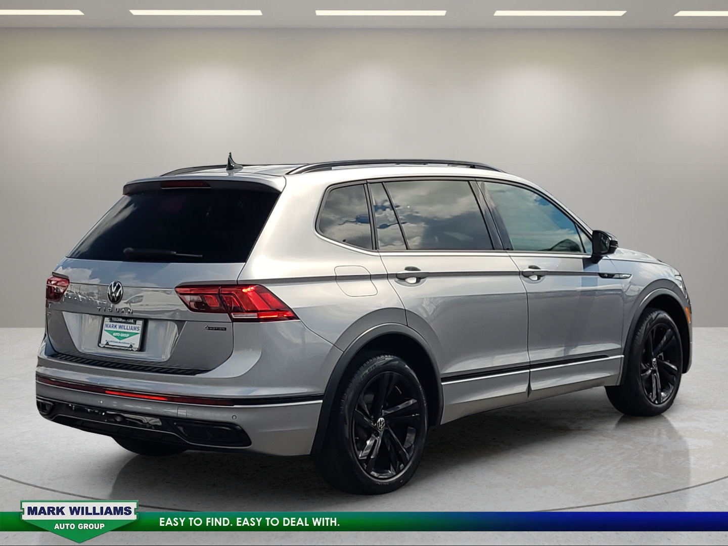 Used 2023 Volkswagen Tiguan SE R-Line AWD/4WD image 4