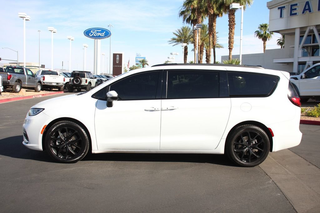 Used 2023 Chrysler Pacifica Touring-L w/ Uconnect Theater Family Group FWD image 4