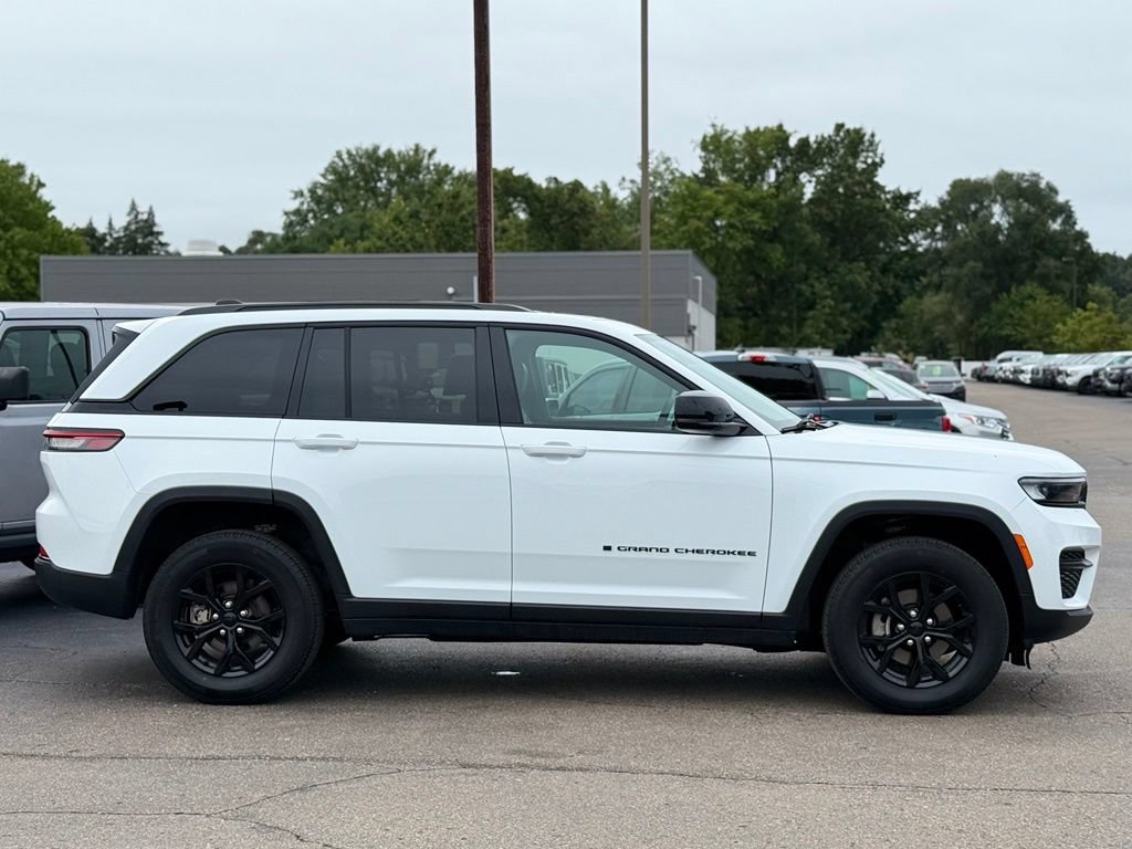 Used 2025 Jeep Grand Cherokee Altitude AWD/4WD image 30