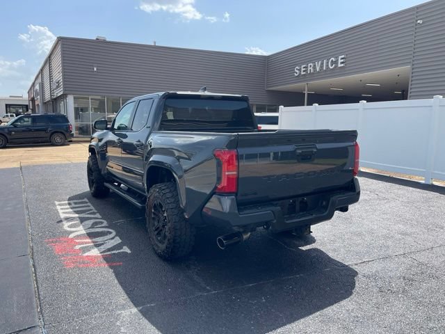 Used 2025 Toyota Tacoma SR5 AWD/4WD image 5