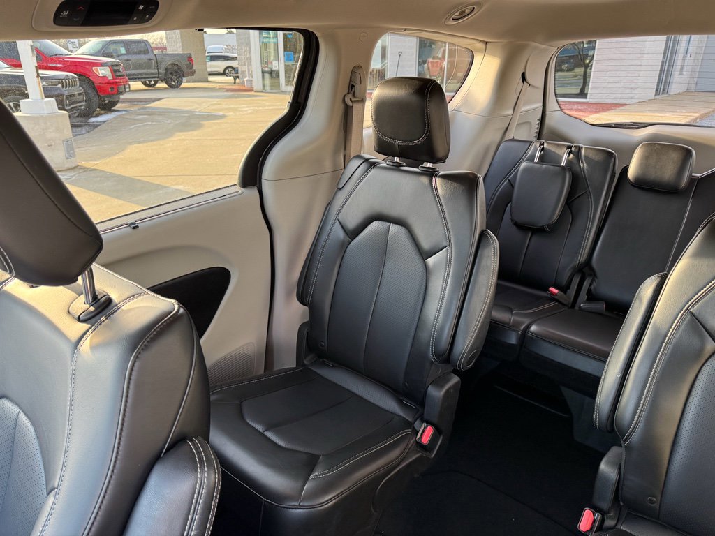 Used 2023 Chrysler Pacifica Touring-L image 27