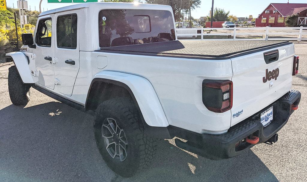 Used 2024 Jeep Gladiator Mojave AWD/4WD image 4