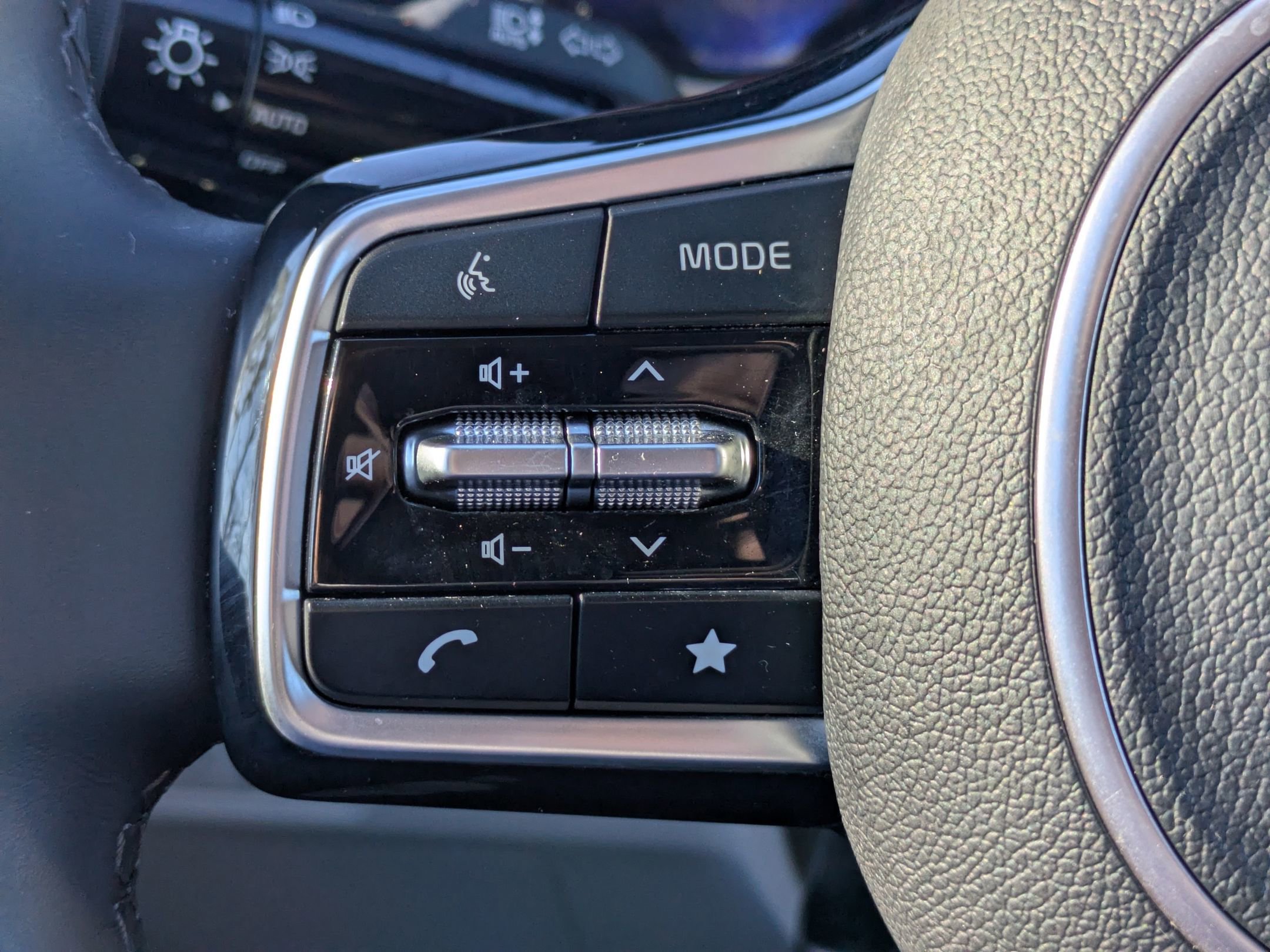 Used 2024 Kia Carnival EX image 15