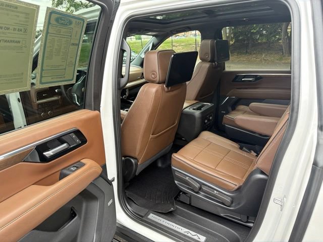 Used 2025 Chevrolet Suburban High Country AWD/4WD image 17