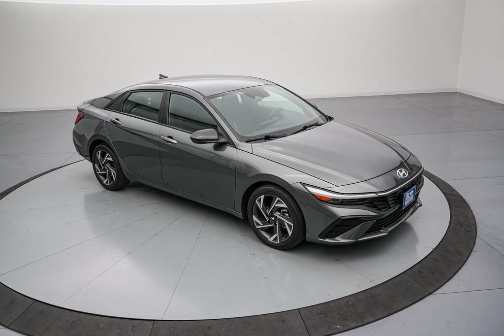 Used 2025 Hyundai Elantra Sport FWD image 2