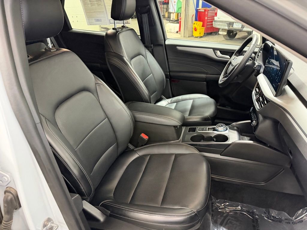 Certified 2025 Ford Escape Platinum AWD/4WD image 9