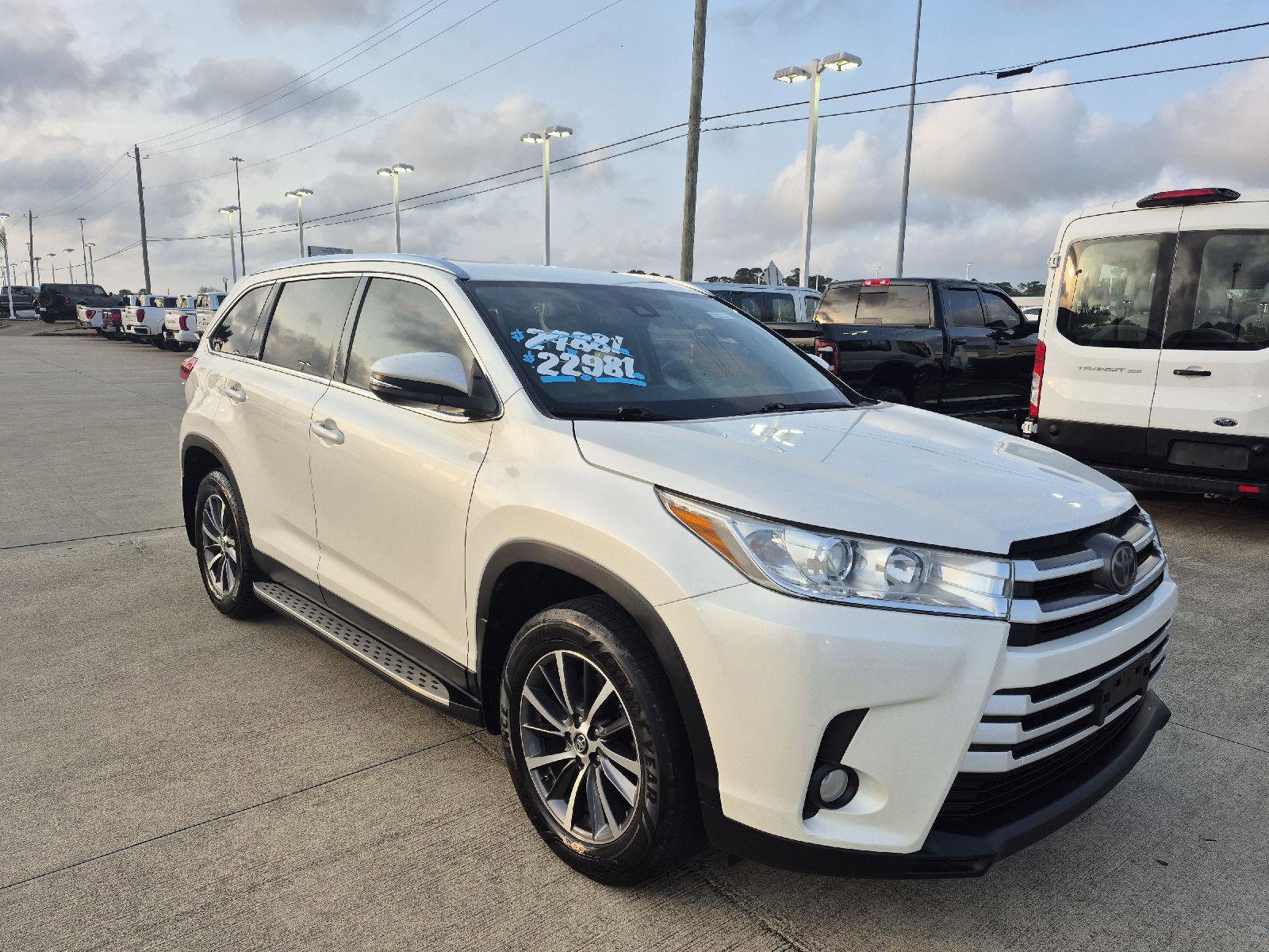 Used 2019 Toyota Highlander XLE FWD image 6