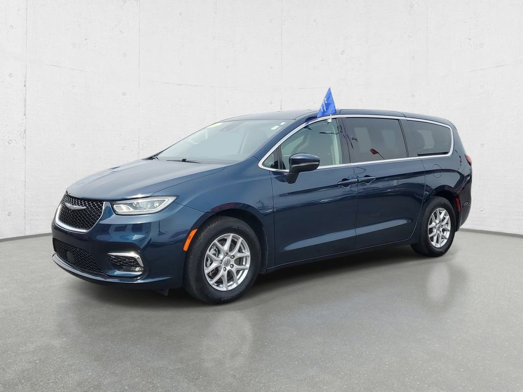 Used 2023 Chrysler Pacifica Touring-L image 4