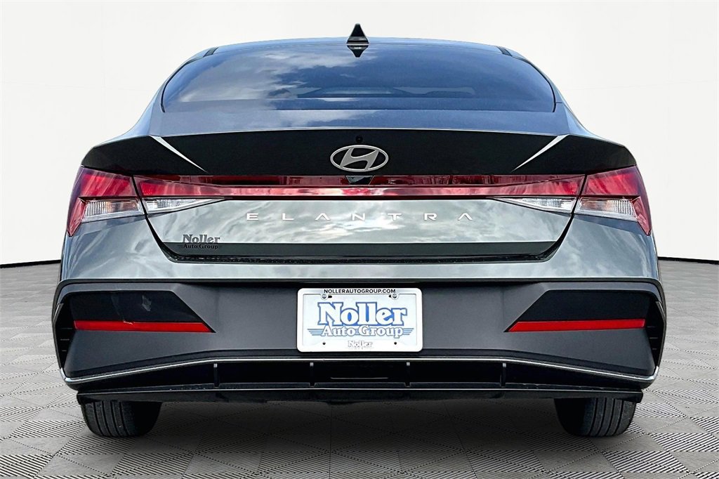 Used 2025 Hyundai Elantra SE w/ Cargo Package image 4