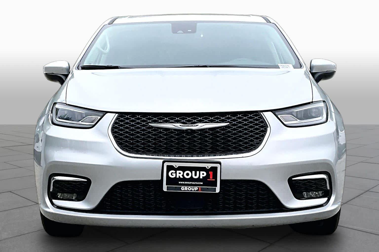 Used 2023 Chrysler Pacifica Touring-L FWD image 4