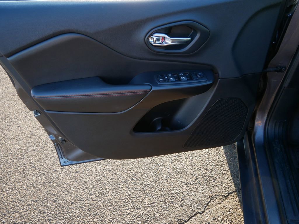 Used 2019 Jeep Cherokee Trailhawk image 11